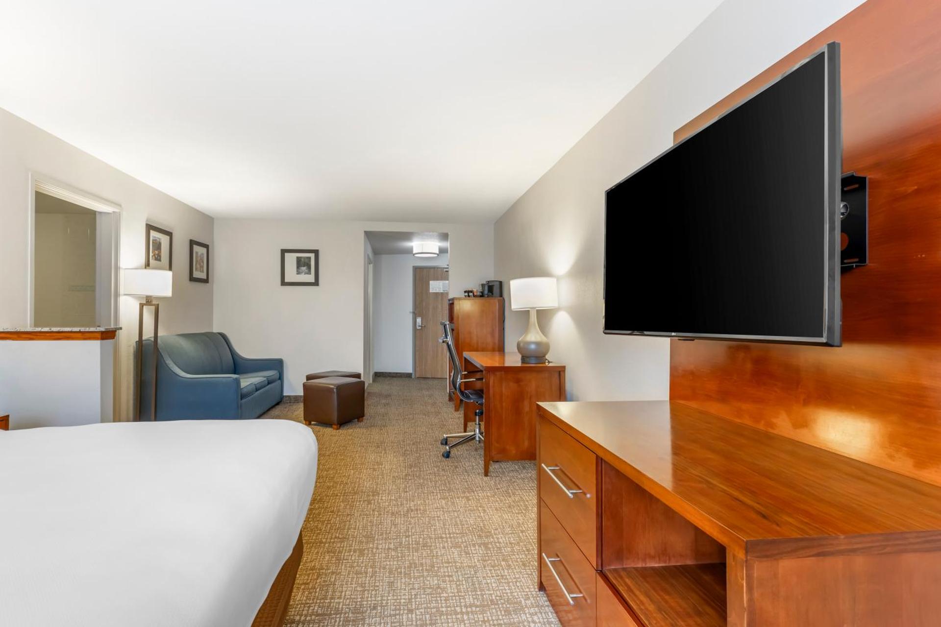 Business King Suite with Sofa Bed and Hot Tub - Non Smoking