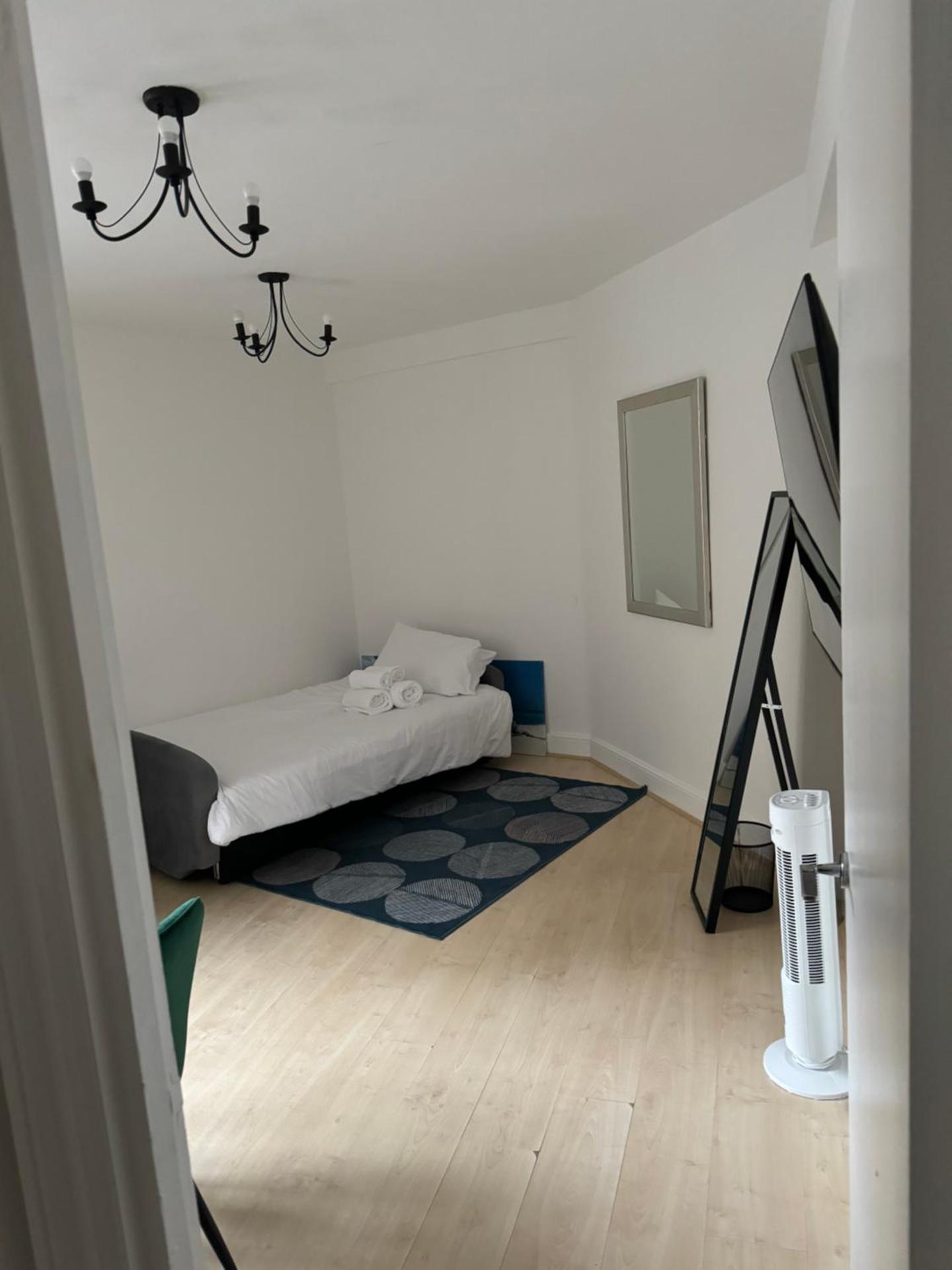 Cozy Two Bedroom at Chelsea Cloisters Hotel