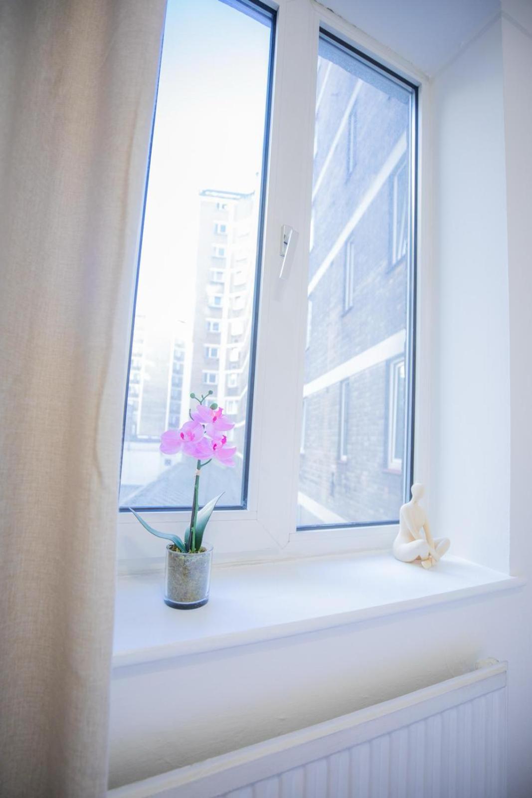 Cozy Two Bedroom at Chelsea Cloisters Hotel