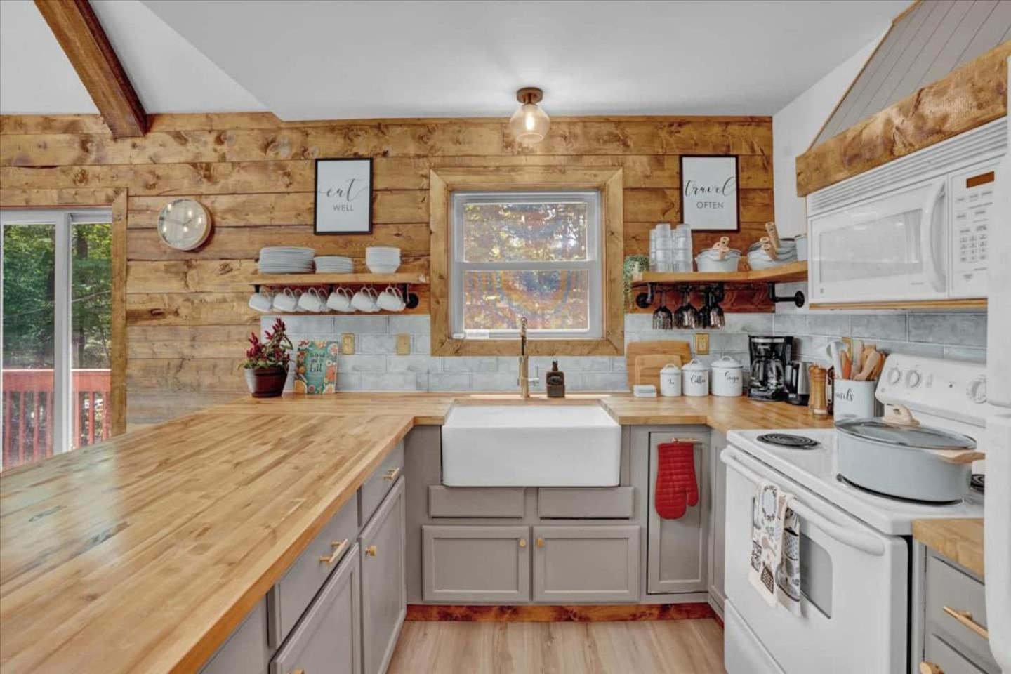 Chalet Lake, Movie Theater, Hot Tub, Arcade