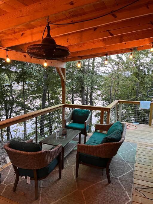 Nice little cabin at the lake