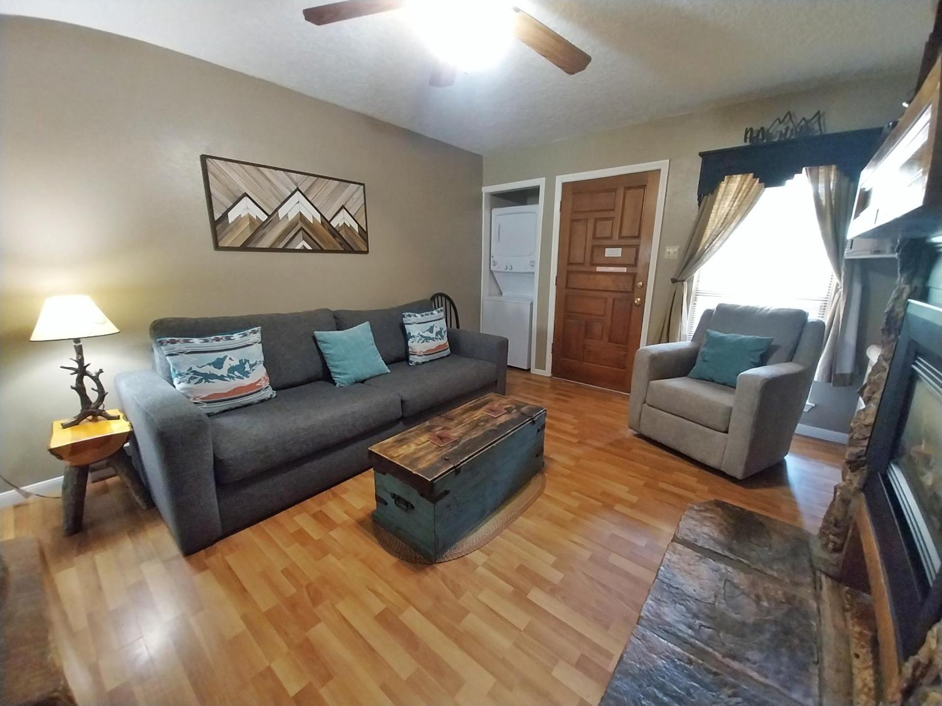 Valley Condo 104 - Casa Zia - Creekside - WiFi - Hot Tub - Fireplace - Washer - Dryer - Pet Friendly