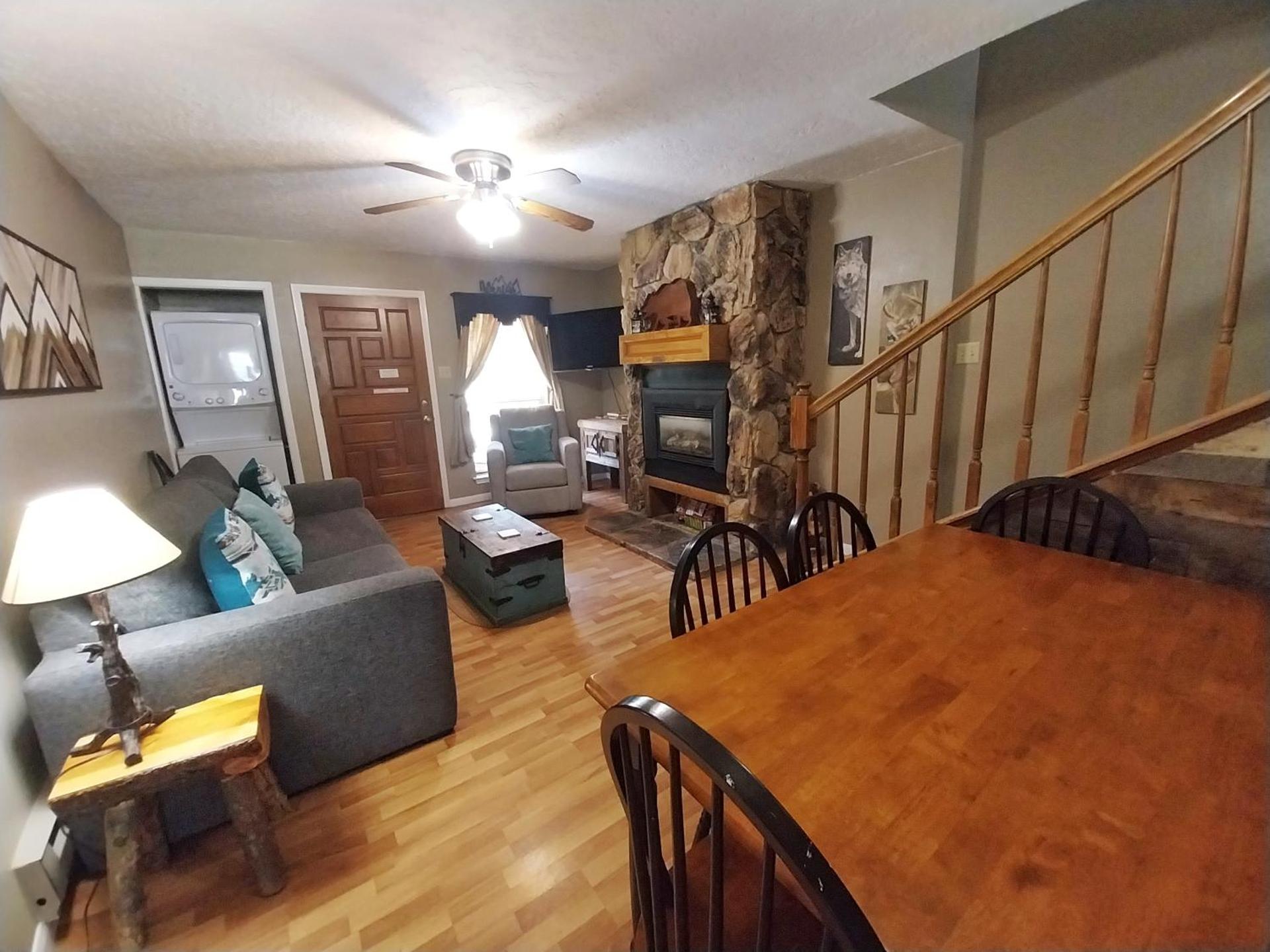 Valley Condo 104 - Casa Zia - Creekside - WiFi - Hot Tub - Fireplace - Washer - Dryer - Pet Friendly