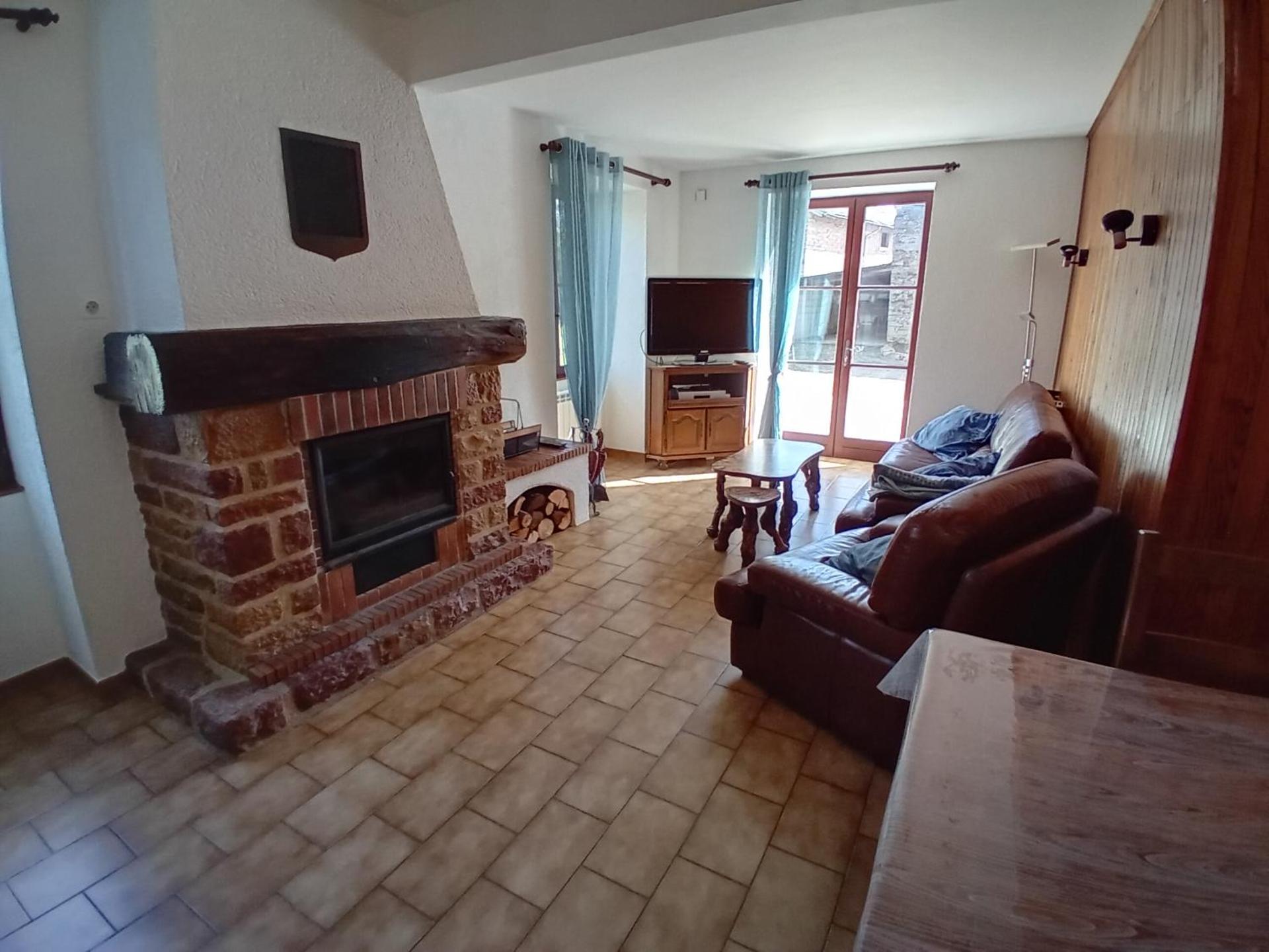 Family House With Garden For 8 At Prety