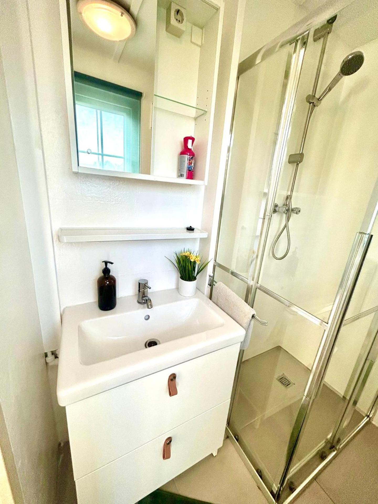 Wellness bungalow with jacuzzi &sauna&private garden near Amsterdam