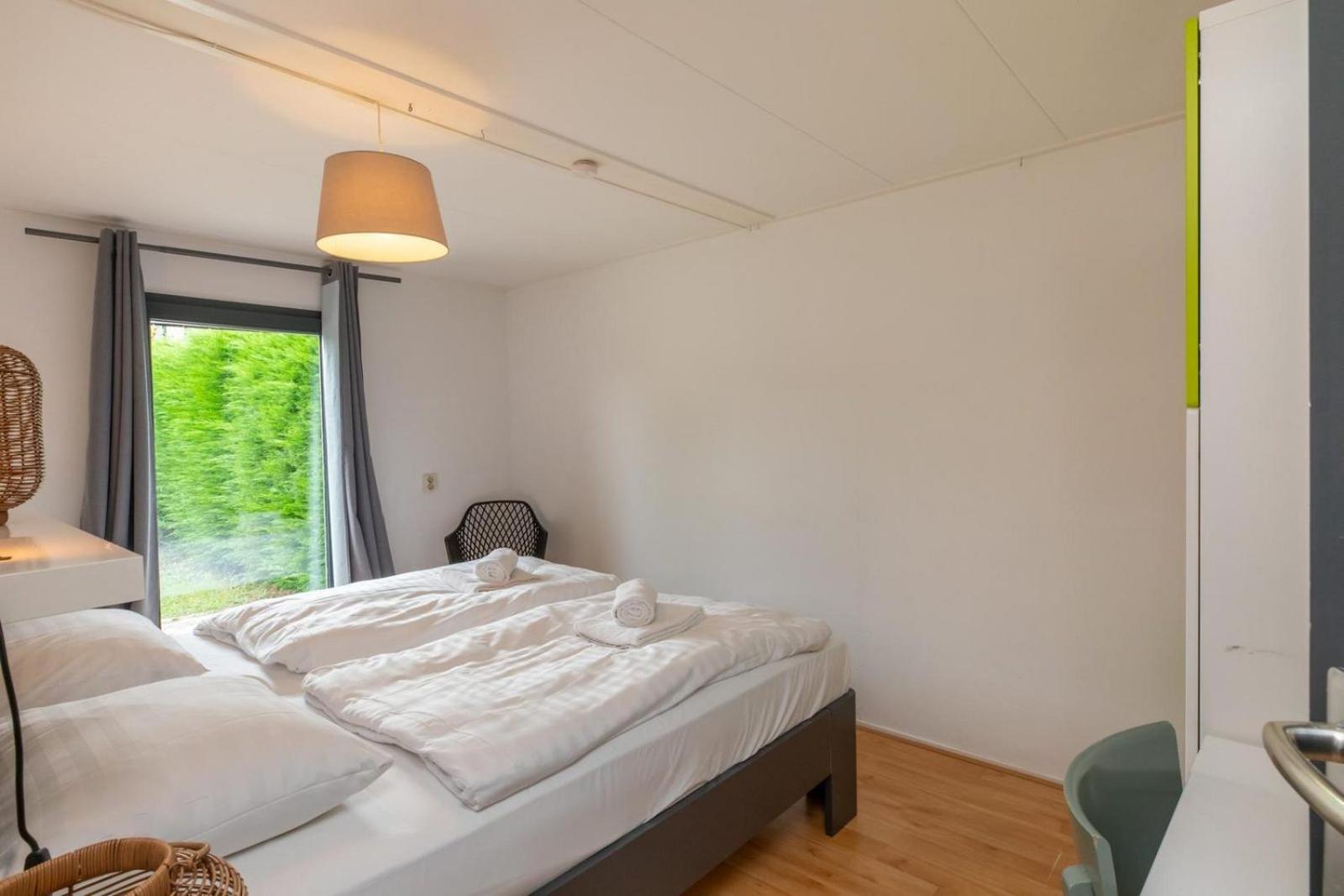 Welcome in - Strandhuis Schoneveld, zonnige en ruime tuin met speeltoestel