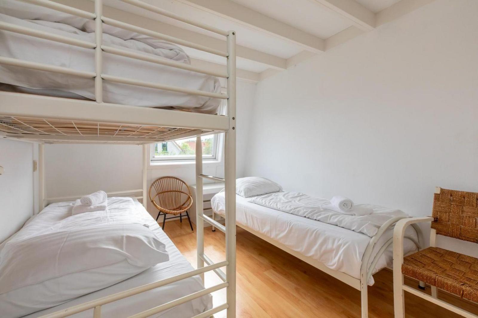 Welcome in - Strandhuis Schoneveld, zonnige en ruime tuin met speeltoestel