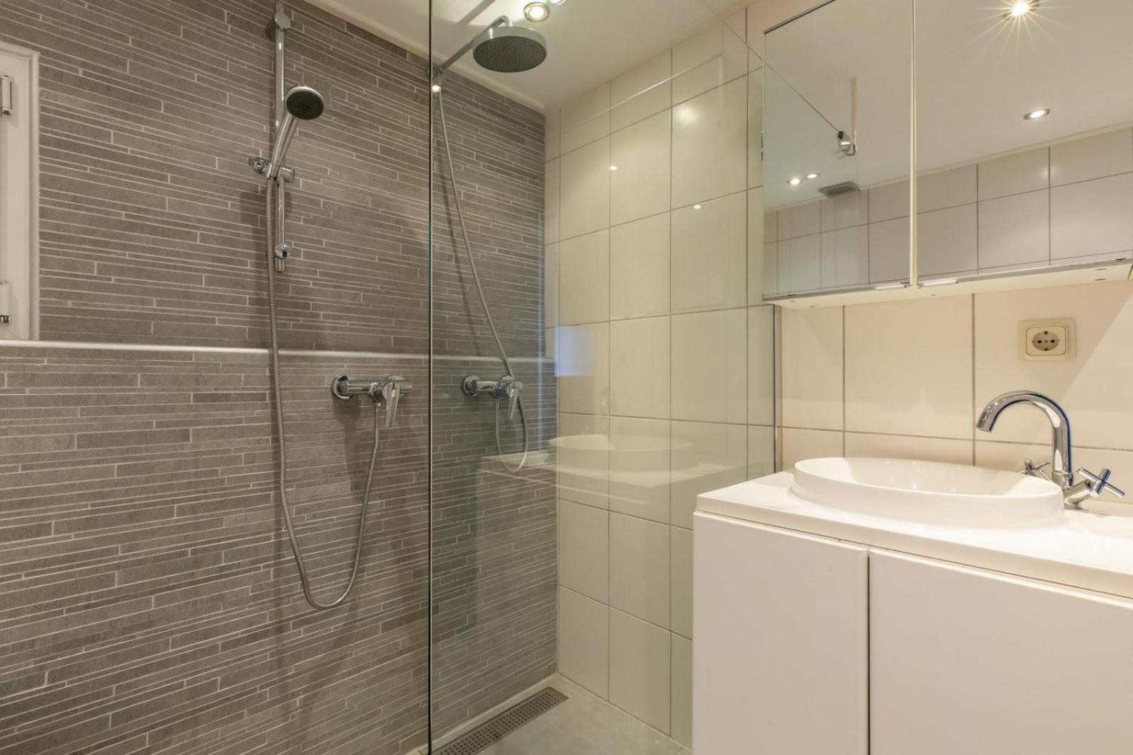 Welcome in - Strandhuis Schoneveld, zonnige en ruime tuin met speeltoestel