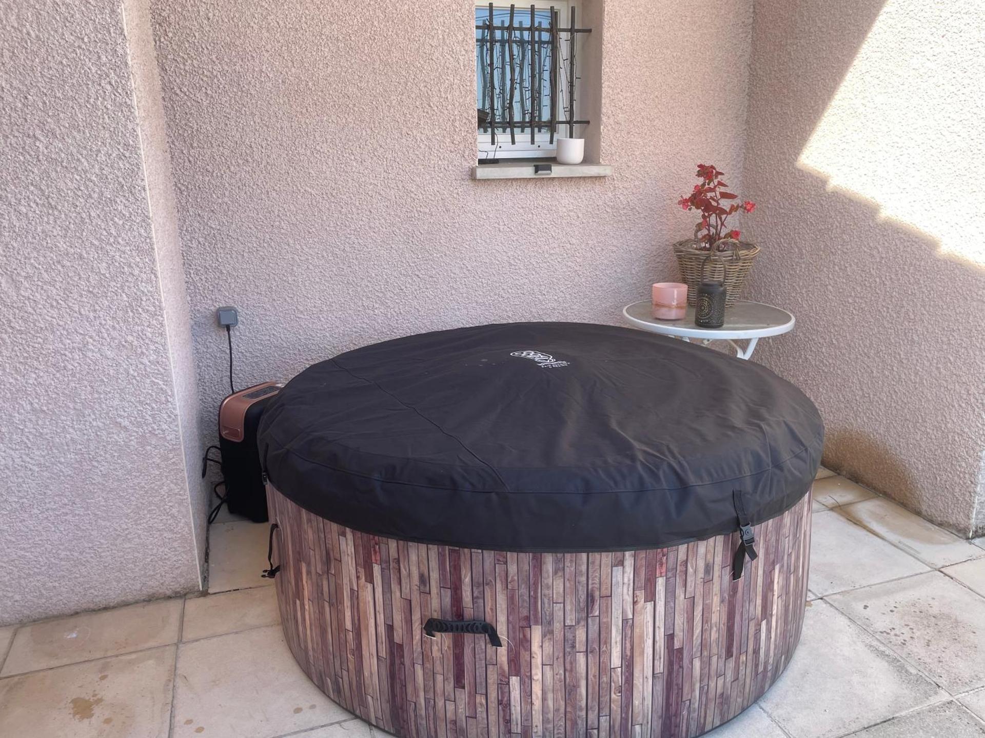 Maison entière 4 lits 8 pl avec jacuzzi proche du safari de Peaugres