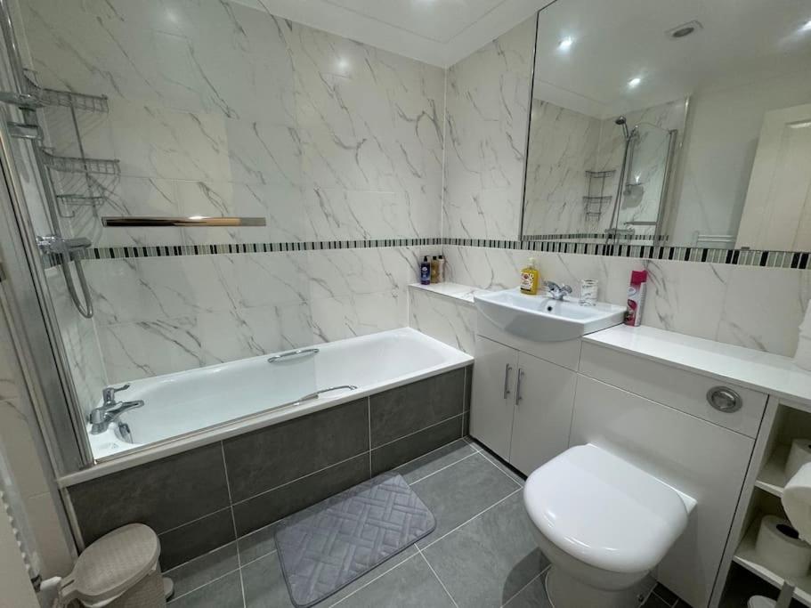 2 bedroom, Parking, Hounslow St