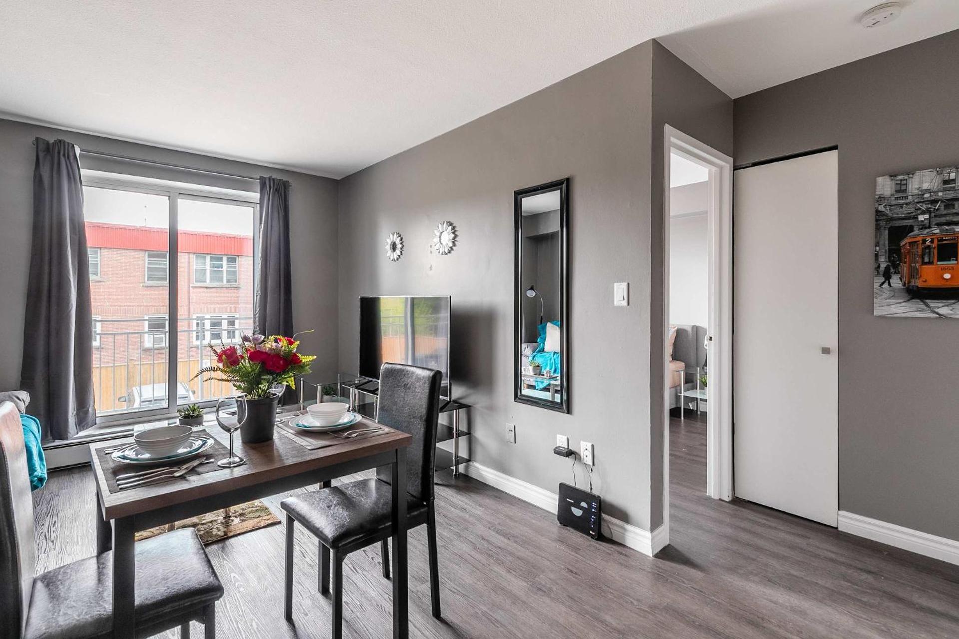 Glenview West Apartment w Patio - Near Downtown