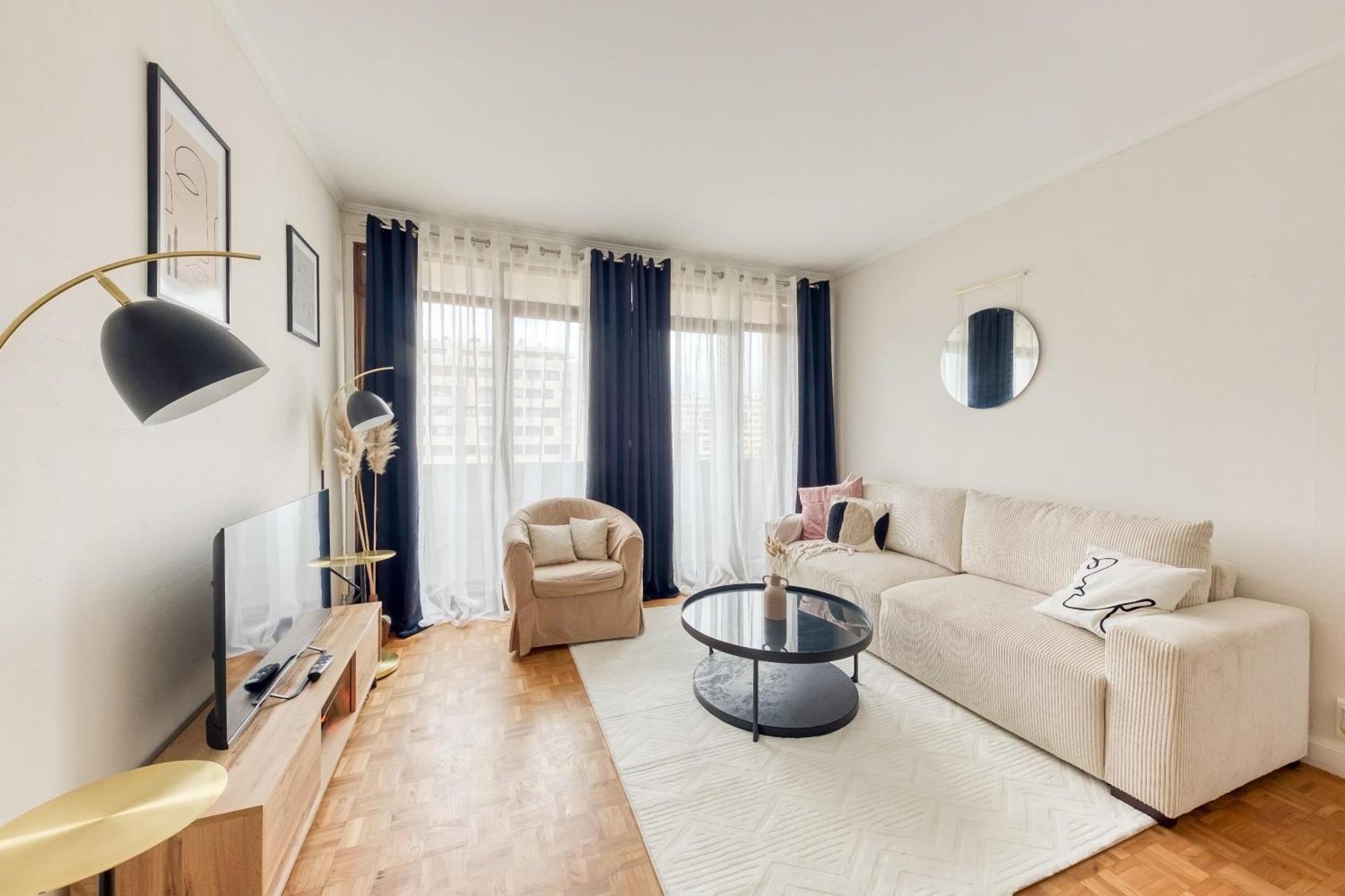 T3 10min from Orly airport and 5min from RER B