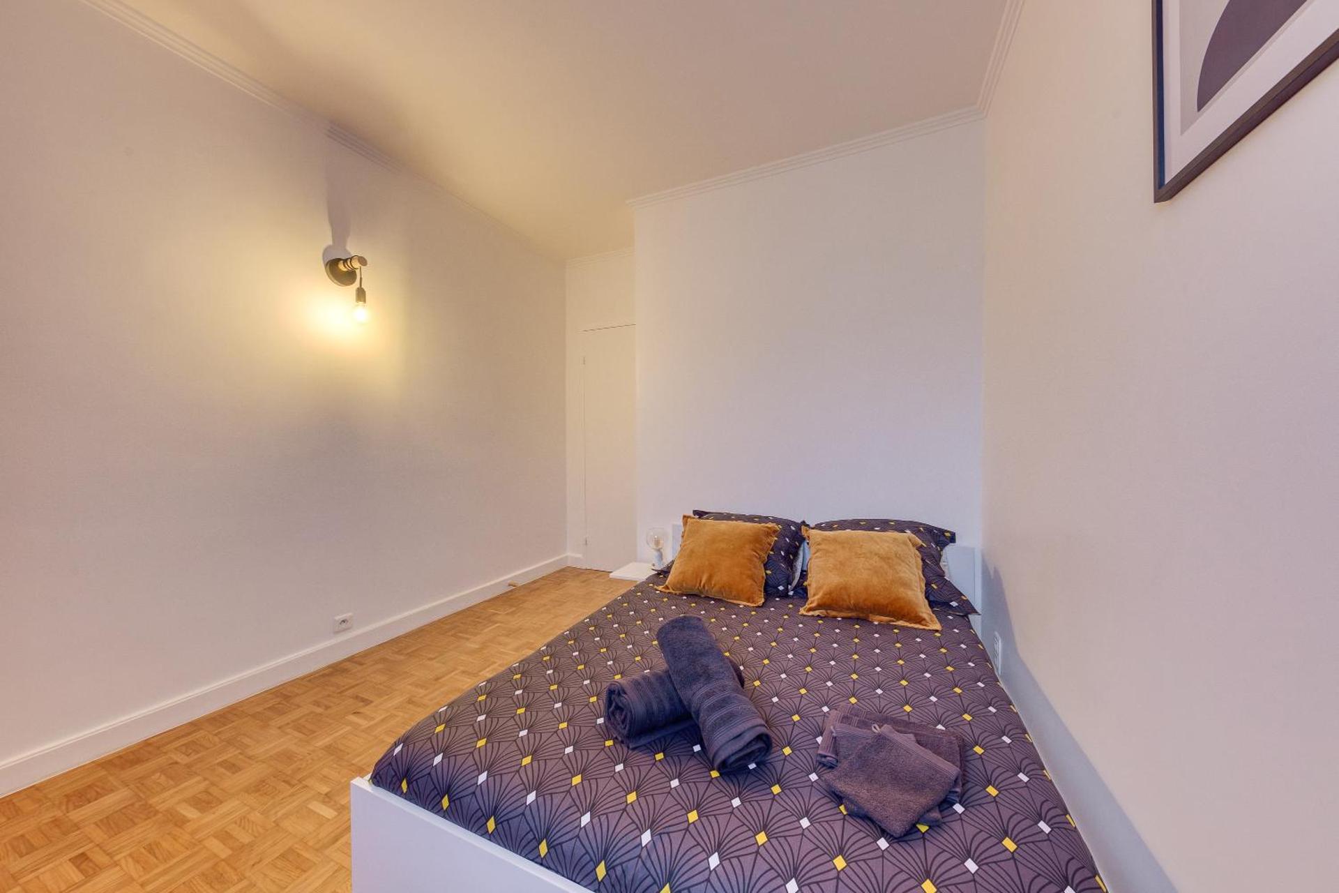 T3 10min from Orly airport and 5min from RER B