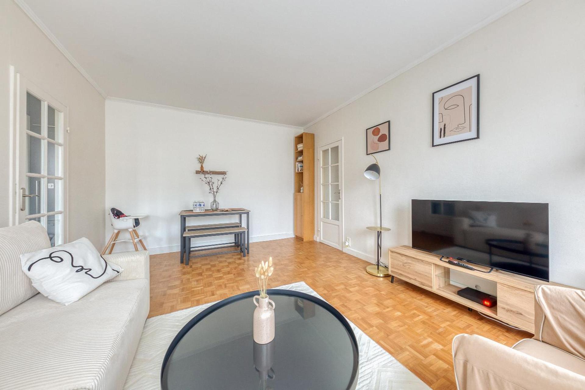 T3 10min from Orly airport and 5min from RER B