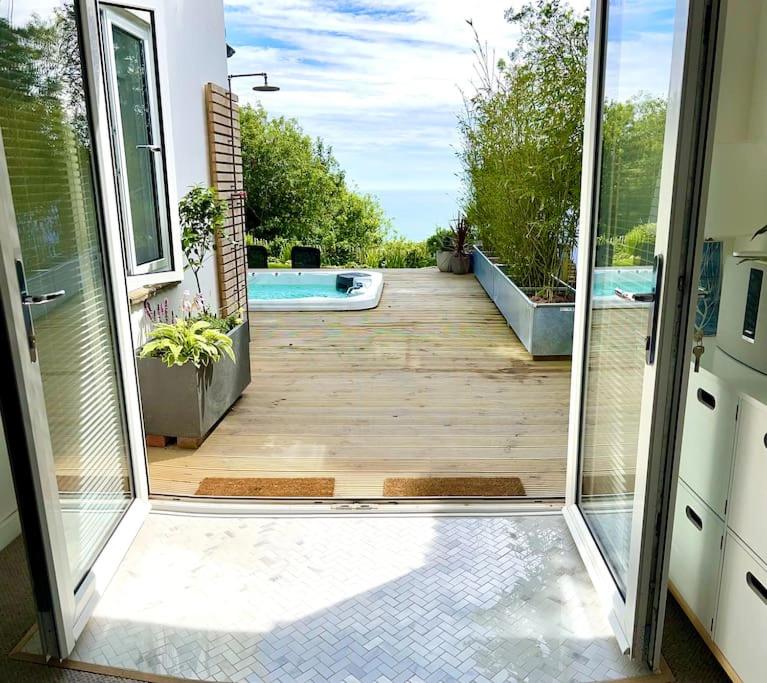 Relaxing private entrance ensuite room with stunning sea view and swimspa