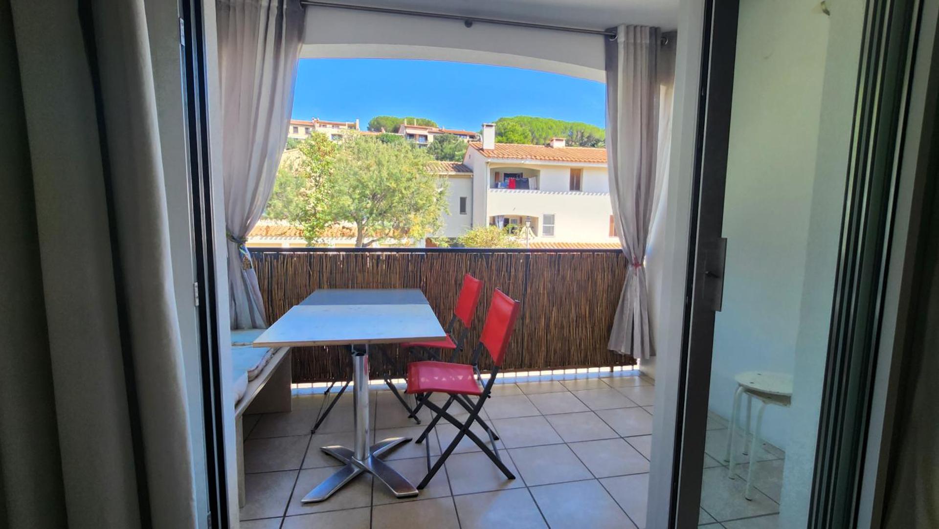 Appart T3, quartier calme , idéal tout à pieds parking privé Résidence Cadenisse