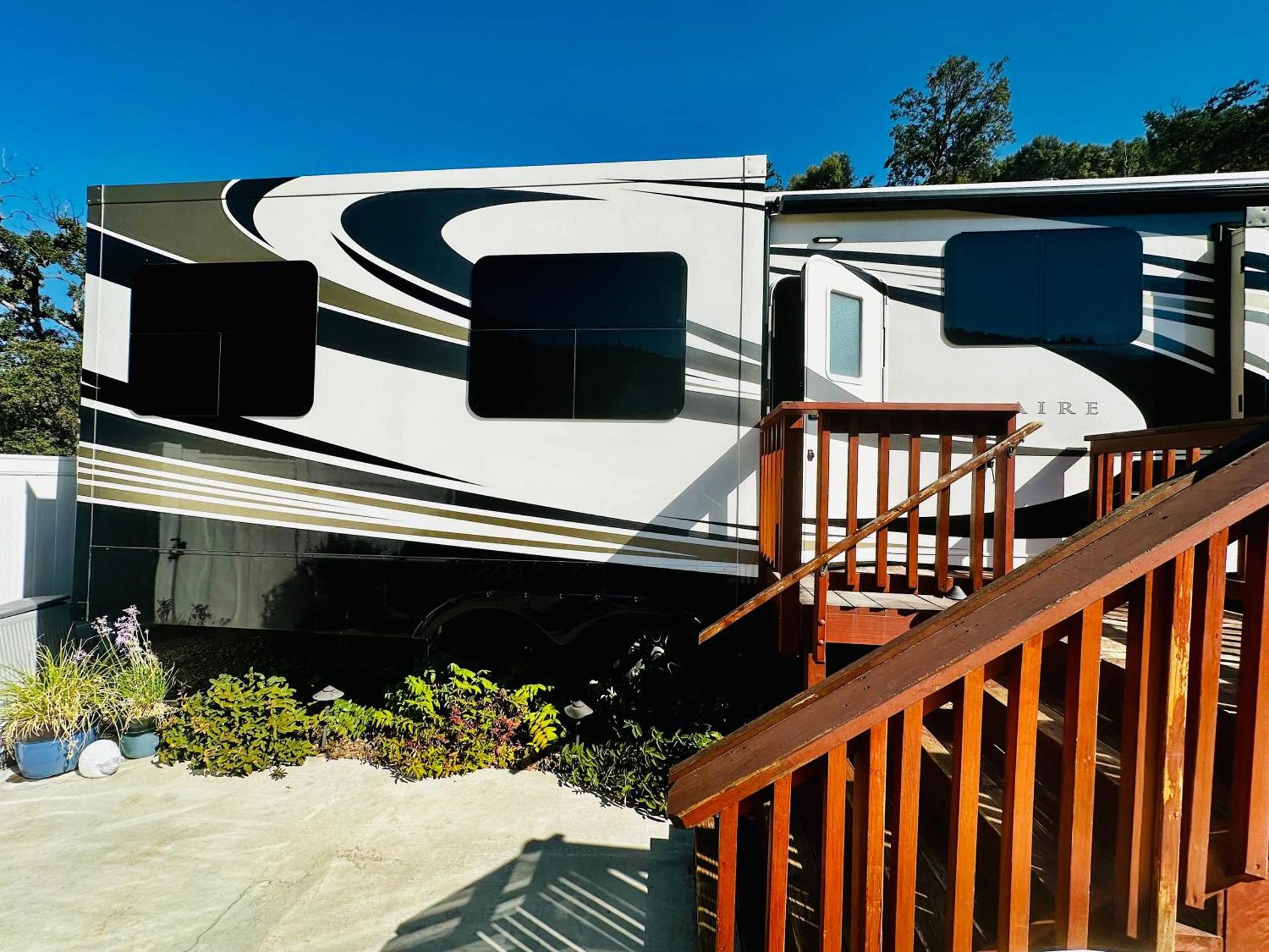 Happy Hedgehog River Views Hot Tub Private