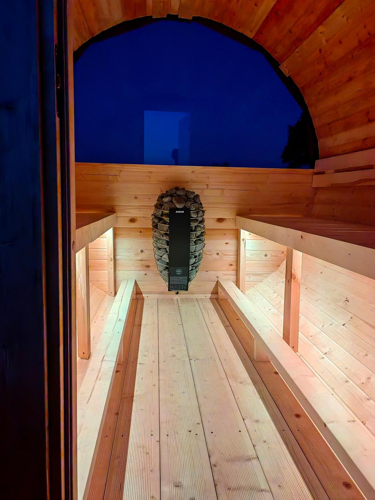 Pałuckie Chaty domek z balia i sauną widok na jezioro