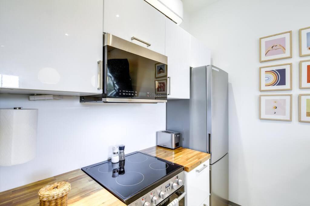 Luxury Barndo 2AN Europe Style Farm Stay Chickens