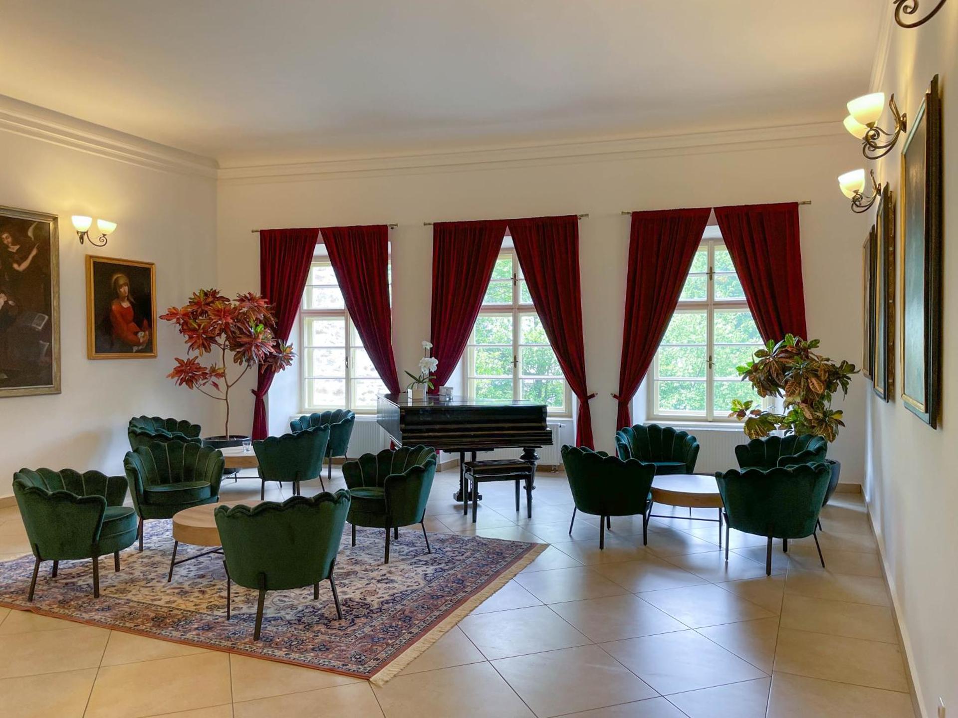 Communal lounge/ TV room