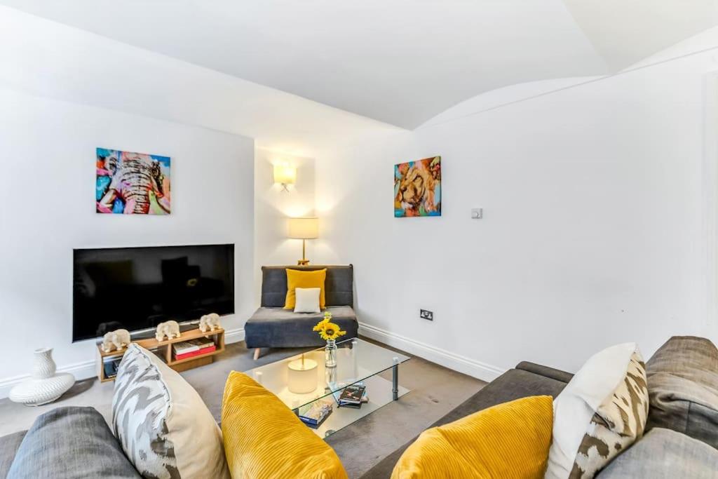 Elegant Apartment in The Heart Of Chelsea Sleeps 7