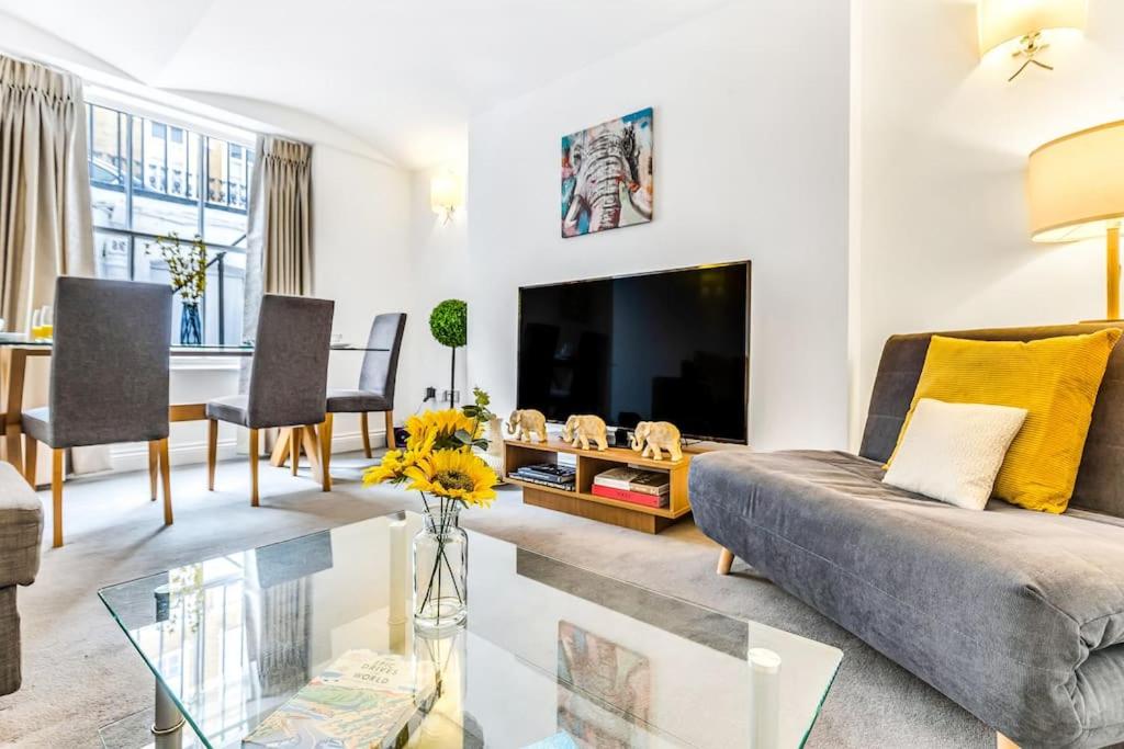 Elegant Apartment in The Heart Of Chelsea Sleeps 7