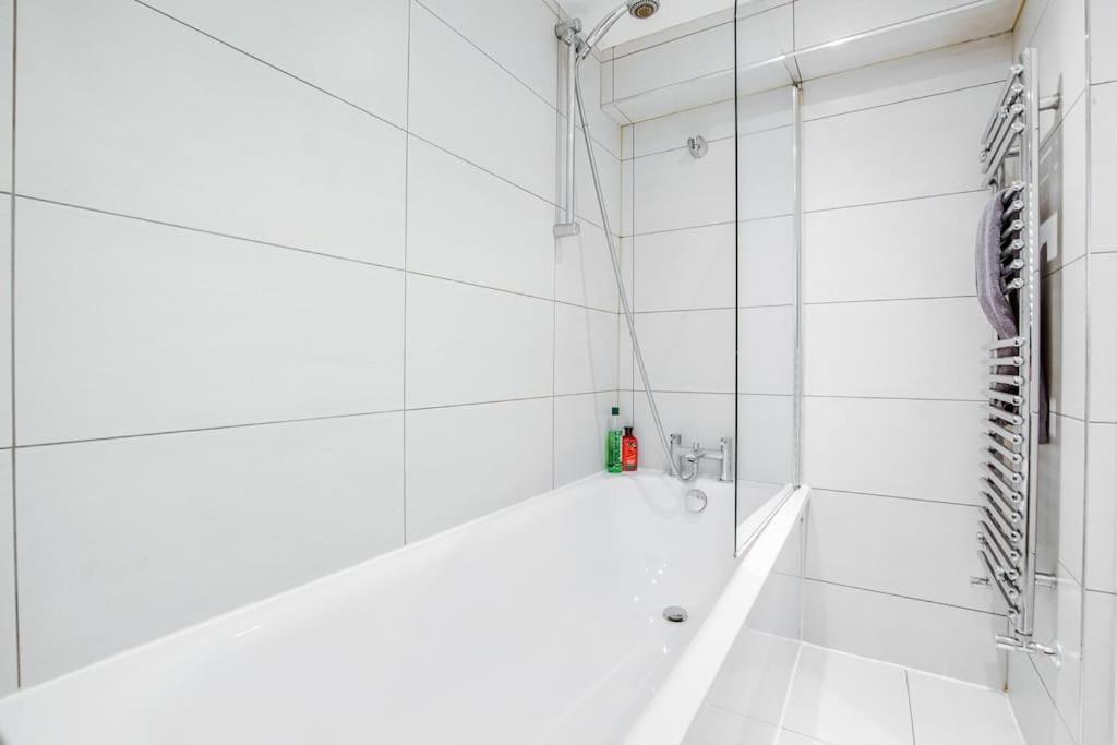 Elegant Apartment in The Heart Of Chelsea Sleeps 7