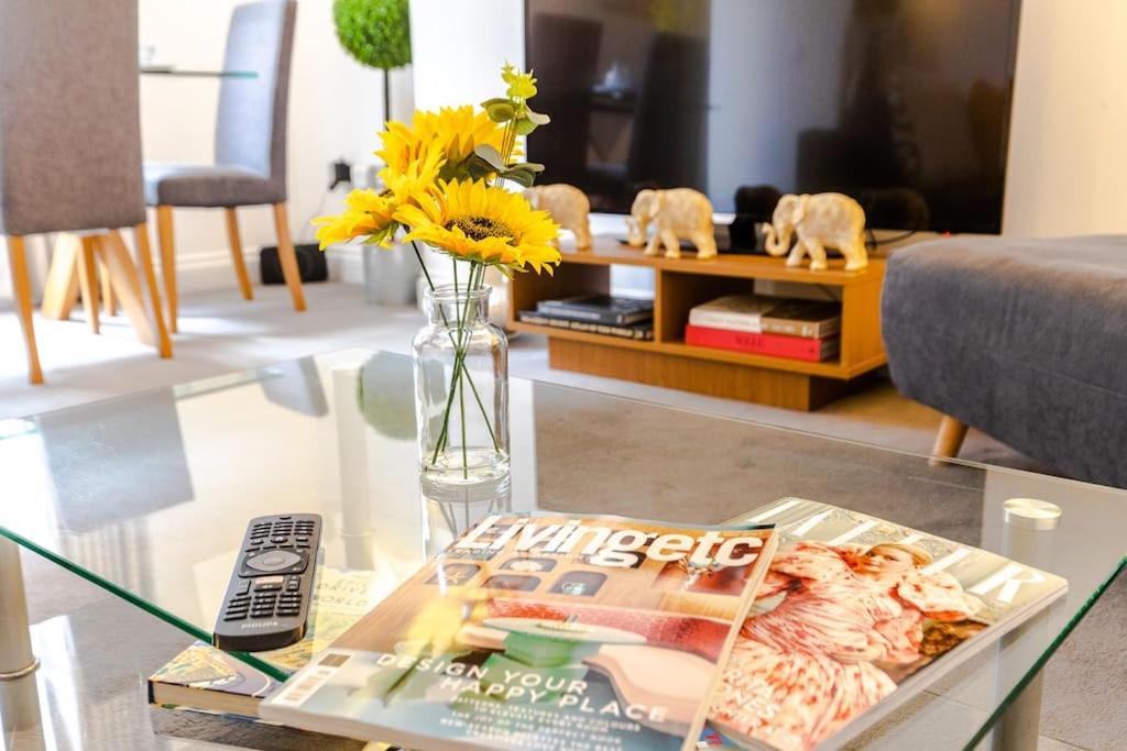 Elegant Apartment in The Heart Of Chelsea Sleeps 7