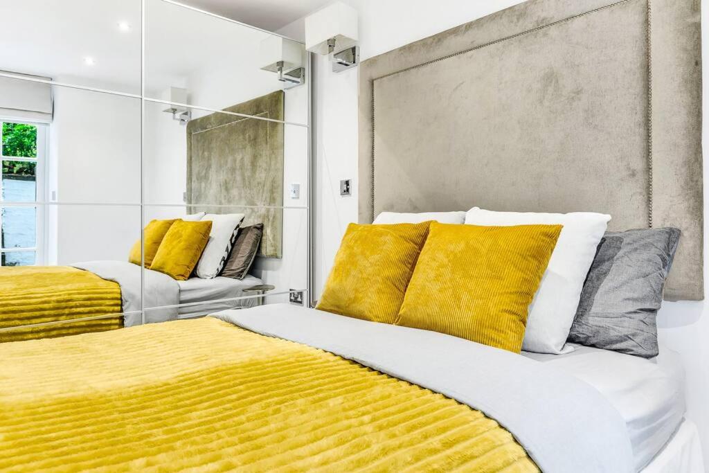 Elegant Apartment in The Heart Of Chelsea Sleeps 7