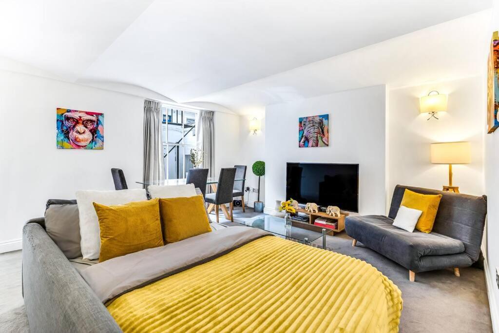 Elegant Apartment in The Heart Of Chelsea Sleeps 7