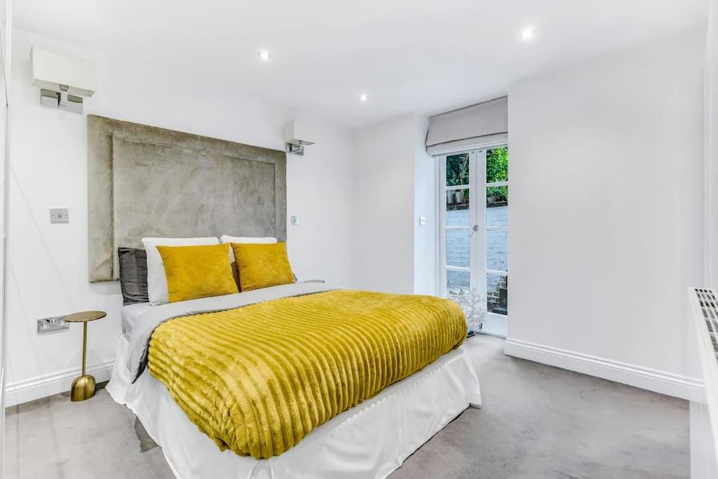 Elegant Apartment in The Heart Of Chelsea Sleeps 7