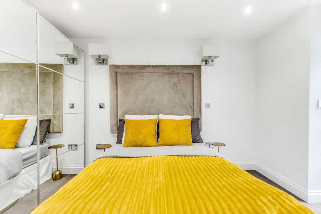 Elegant Apartment in The Heart Of Chelsea Sleeps 7