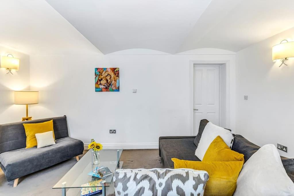 Elegant Apartment in The Heart Of Chelsea Sleeps 7