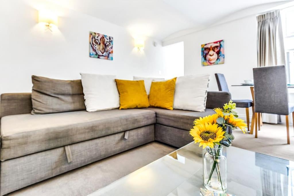 Elegant Apartment in The Heart Of Chelsea Sleeps 7