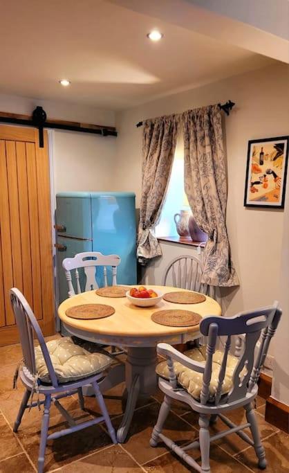 Stylish 2-BR cottage near Mousehole - garden and and parking