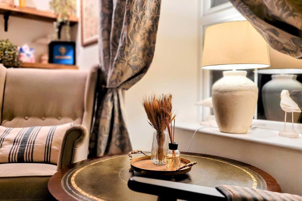 Stylish 2-BR cottage near Mousehole - garden and and parking