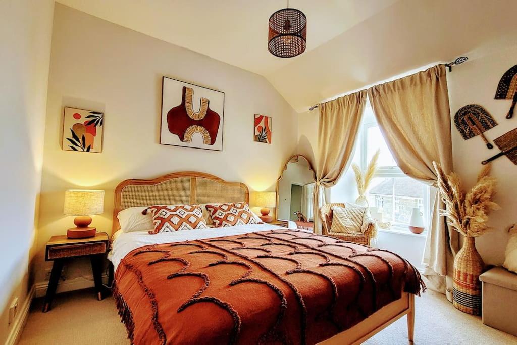 Stylish 2-BR cottage near Mousehole - garden and and parking