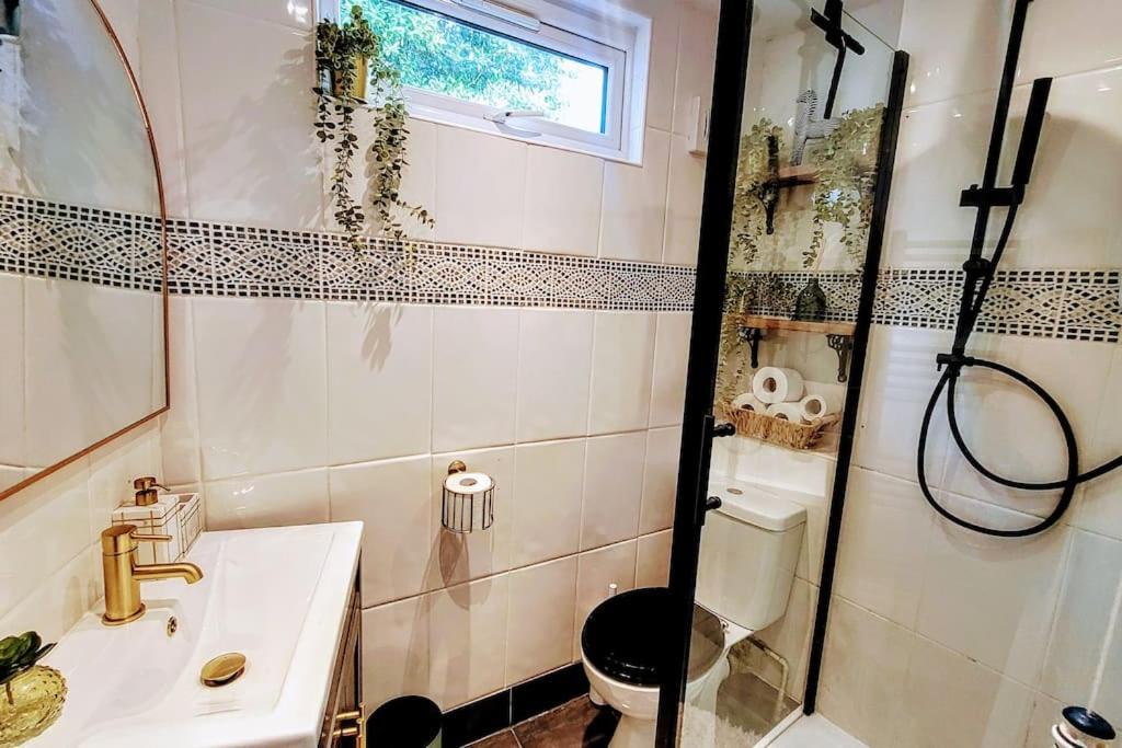 Stylish 2-BR cottage near Mousehole - garden and and parking