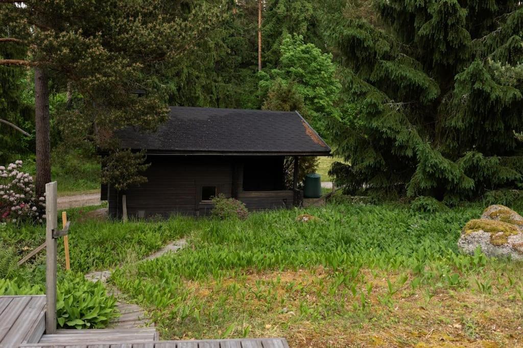 Keltainen talo - tilava huvila lähellä Saloa