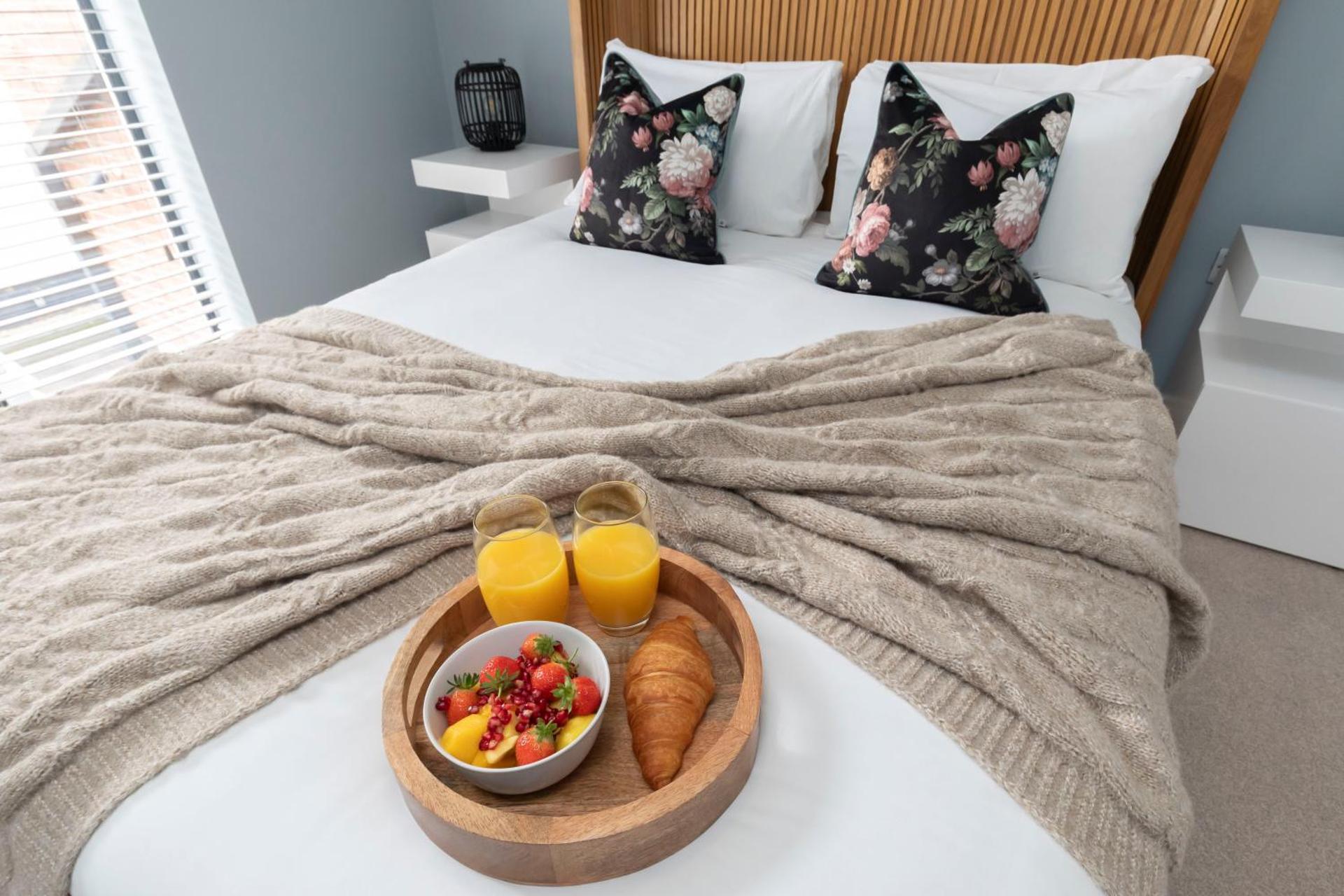 Elliot Oliver - Beautiful Two Bedroom Apartment With Parking in The Docks