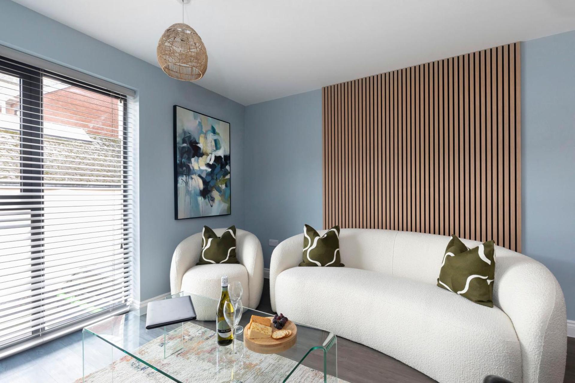 Elliot Oliver - Beautiful Two Bedroom Apartment With Parking in The Docks