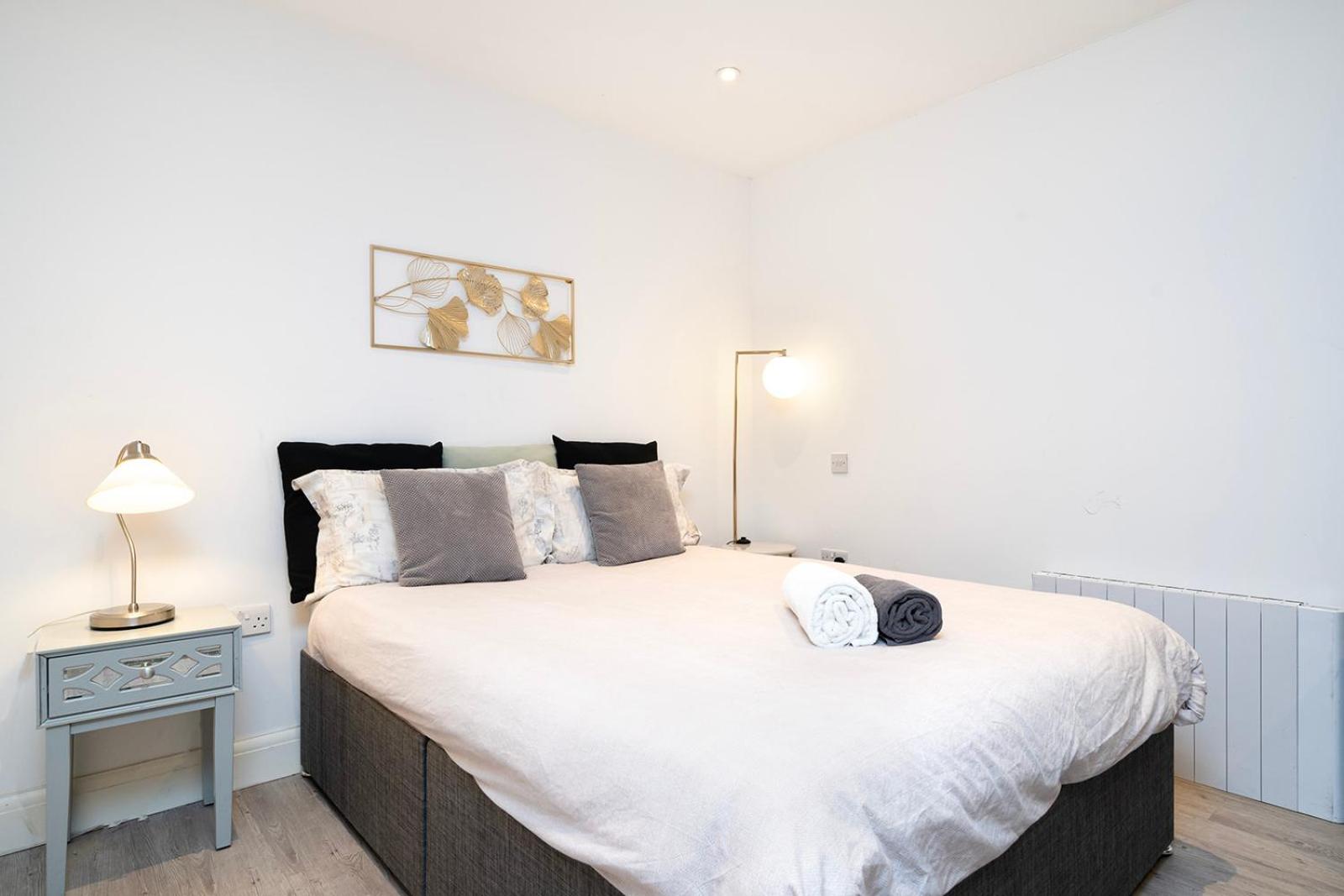 Cosy 1 Bedroom Studio walking distance to mall with parking available