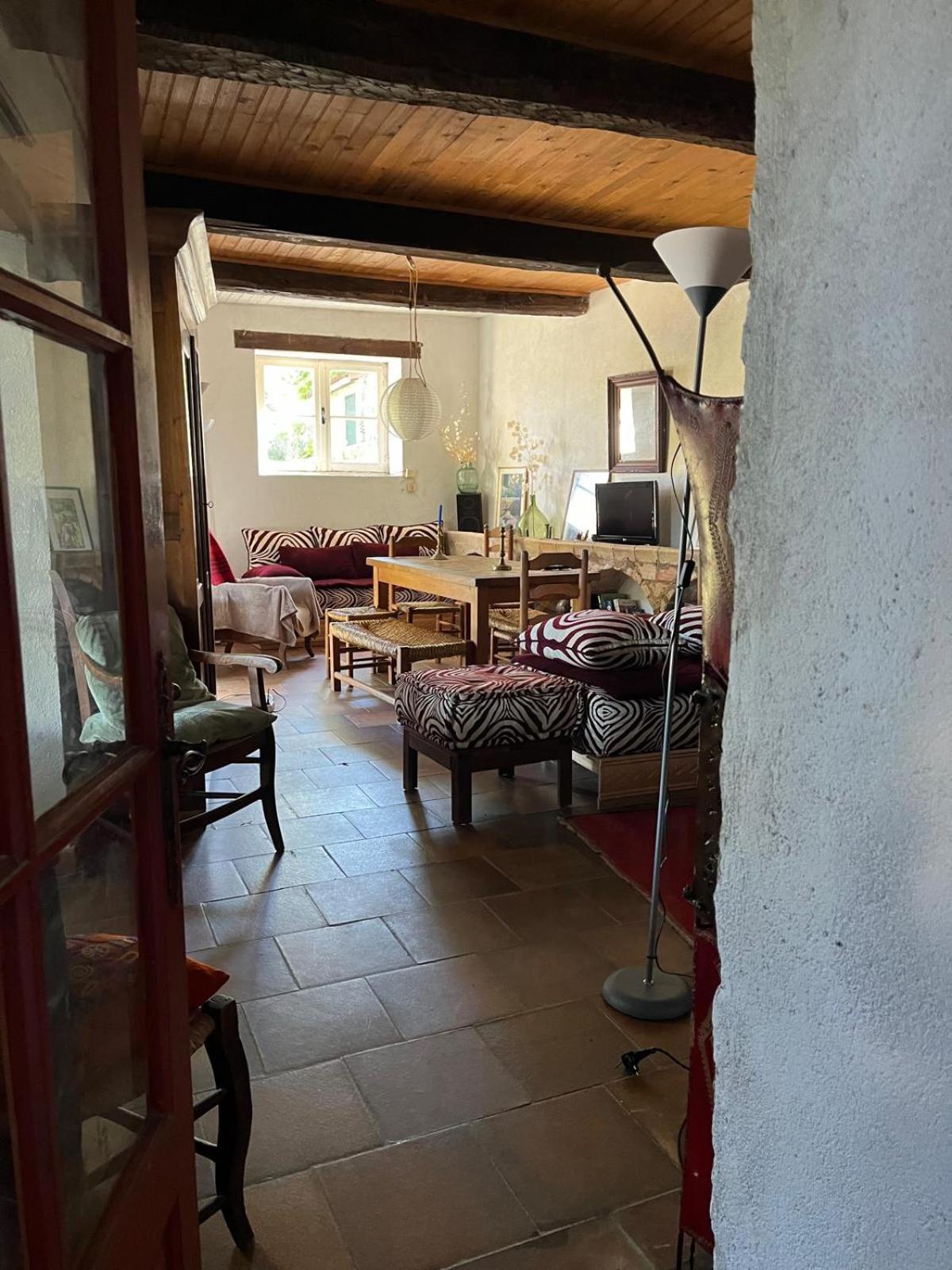 Relai de randonnées pédestres, cévenoles, bassin en eau de source, randonnées d'ânes abreuvoir et enclos