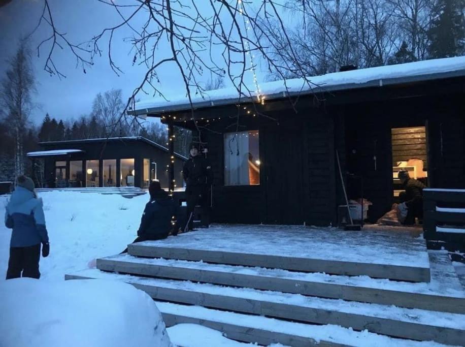 Modernia majoitusta luonnon keskellä