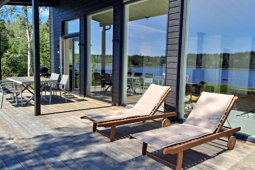 Modernia majoitusta luonnon keskellä