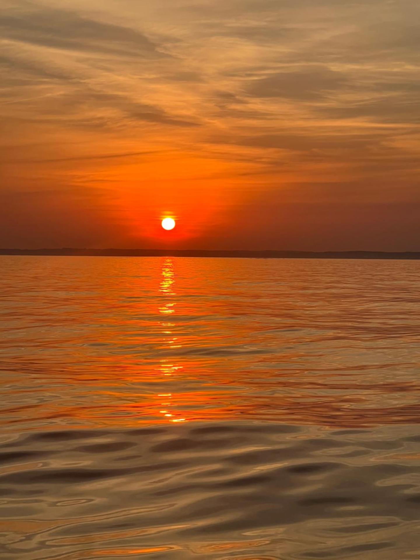 Charmig övernattning i båt Låt vågorna vagga dig till sömns
