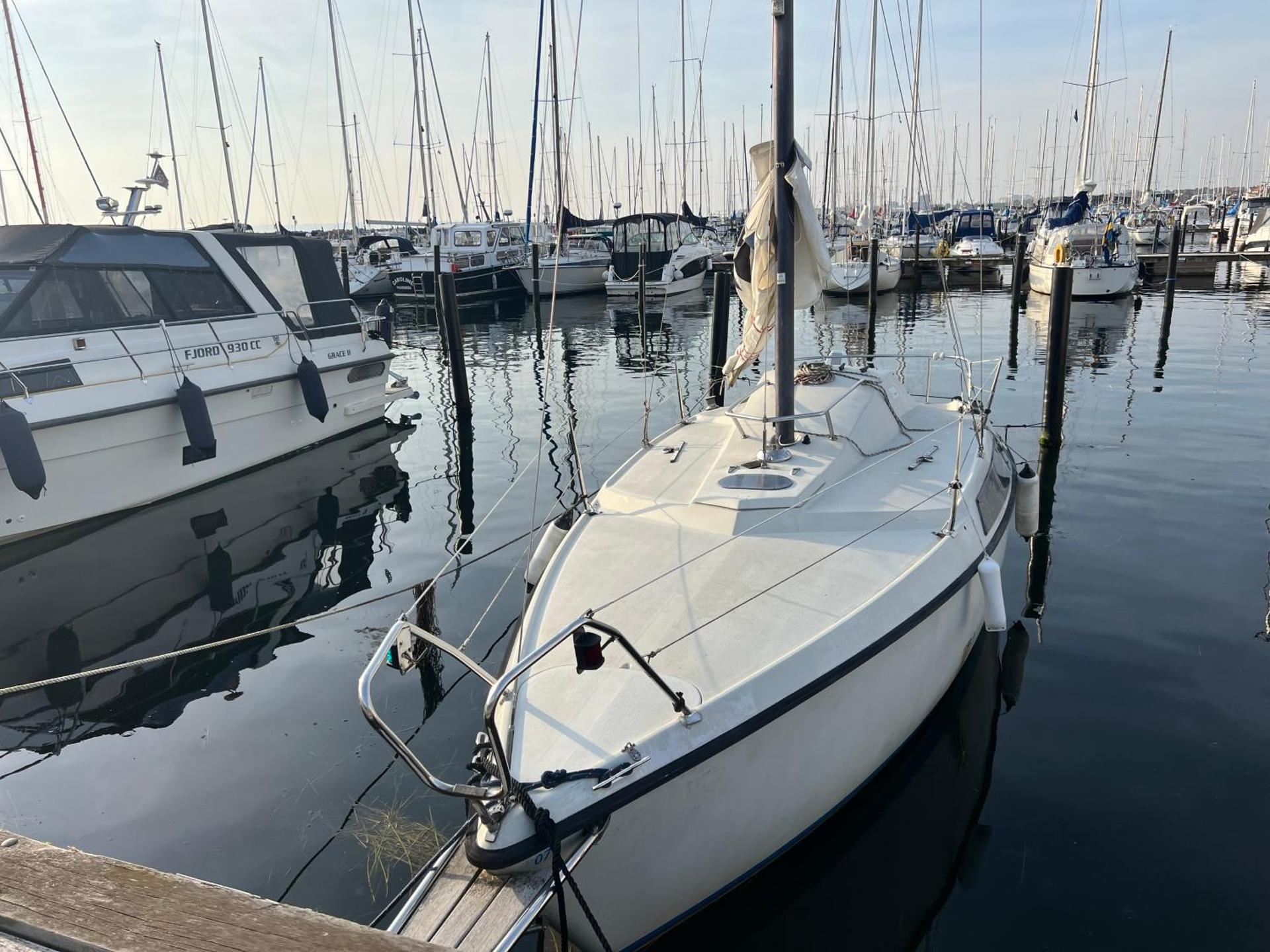 Charmig övernattning i båt Låt vågorna vagga dig till sömns