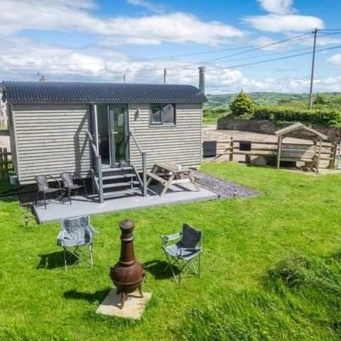 Cwtch Winnie Shepherd's Hut- Pen Cefn Farm Holiday