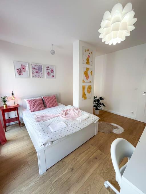 FREE PARKING apt with GRAND TERRACE