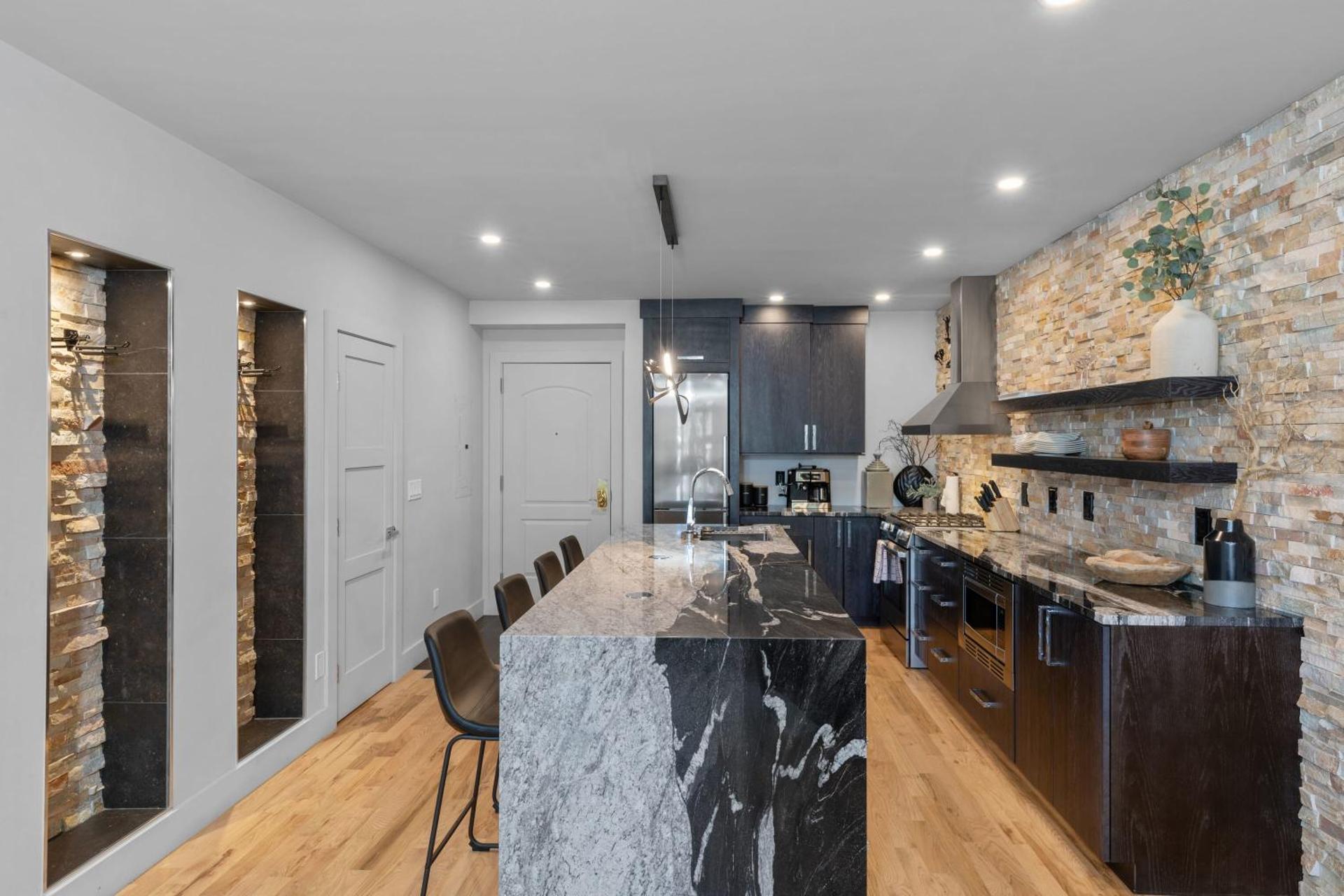 Most Luxurious1Br in town And steps to the Gondola